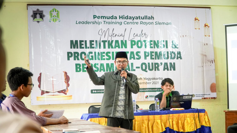Penulis saat mengisi kegiatan Leadership Training Centre bagi para pemuda Hidayatullah di Yogyakarta. 