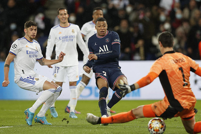 PSG vs Real Madrid 1-0. Gol Mbappe menjadi penyelamat di menit akhir. Foto: EPA-EFE/Ian Langsdon 