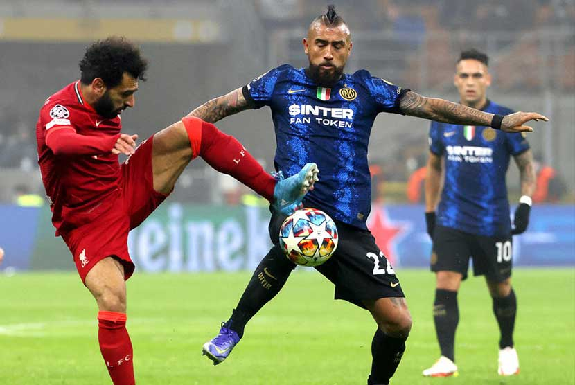Aksi penyerang Liverpool Mohamed Salah berebut bola dengan gelandang Arturo Vidal dalam laga Inter Milan vs Liverpool. Foto: EPA-EFE 