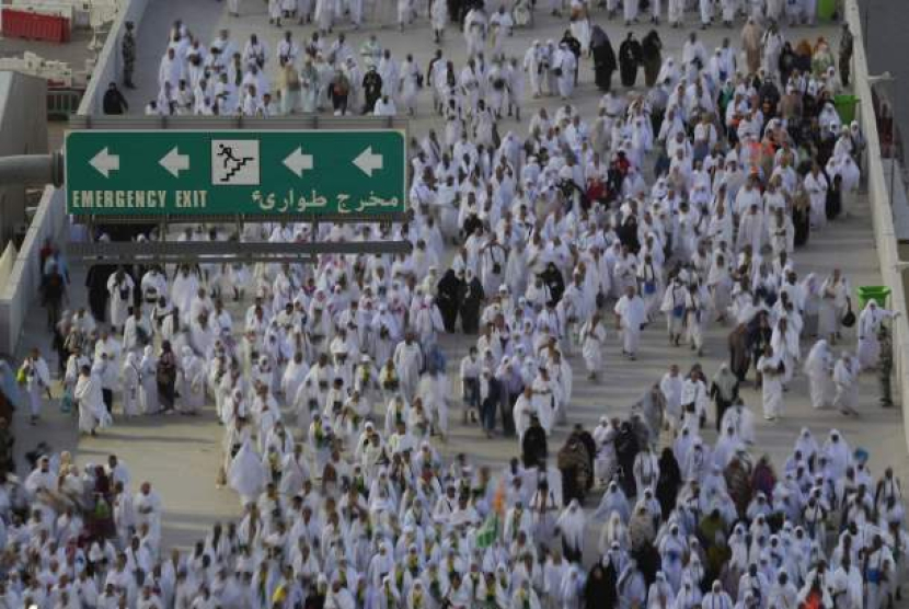 Ribuan Jamaah memadati jalan menuju Mina. (AP/Amr Nabil)