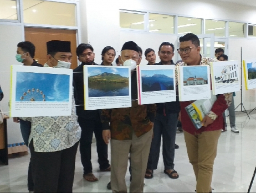   KPI UIKA Bogor menggelar Pameran  Karya Jurnalistik di Kampus UIKA Bogor,  Jawa Barat, Sabtu (18/6/22).  Foto : kampus