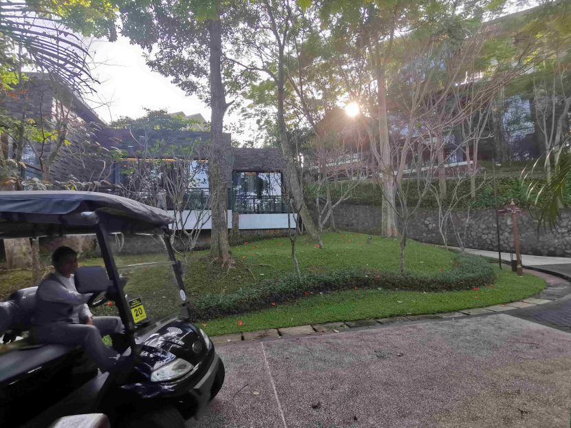 Buggy car yang siap mengantar di area Pullman Ciawi Vimala Hills Resort Spa & Convention