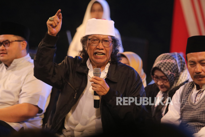 Karena sakit, Emha Ainun Nadjib (Cak Nun) dirawat di RSUP dr Sardjito, Yogyakarta. Emha termasuk pendiri ICMI dan menjadi anggota pengurus ada masa kepengurusan pertama (foto: antara/republika).