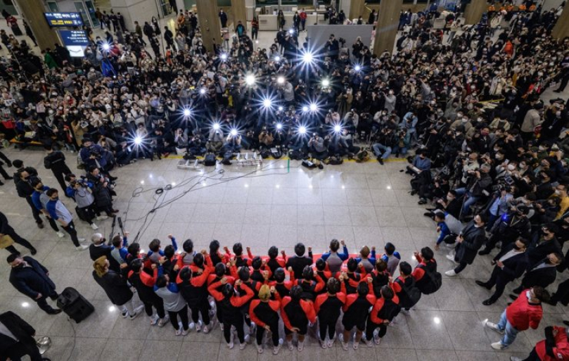 Anggota tim sepak bola Korea berpose bangga di depan jurnalis dan pendukung setibanya di Bandara Internasional Incheon, Rabu, setelah menyelesaikan perjalanan mereka ke Piala Dunia FIFA 2022 di Qatar. Foto: <a href=