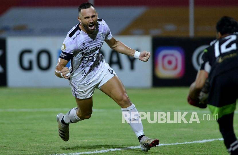 Bhayangkara vs Bali United. Ilija Spasojevic berselebrasi usai mencetak gol penalti, Sabtu (12/2/2022).