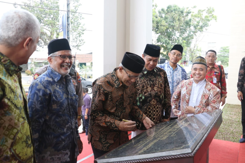 Ketum PP Muhammadiyah Resmikan Tiga Gedung di UMP dan Masjid AT TAJDID Menjadi yang Termegah di Purwokerto