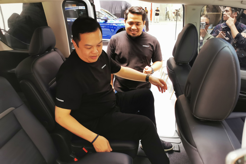 Presiden Direktur PT Nissan Motor Distributor Indonesia (NMDI) Evensius Go (kiri) menunjukkan fleksibilitas seat Nissan Serena e-Power kepada media di sela acara 