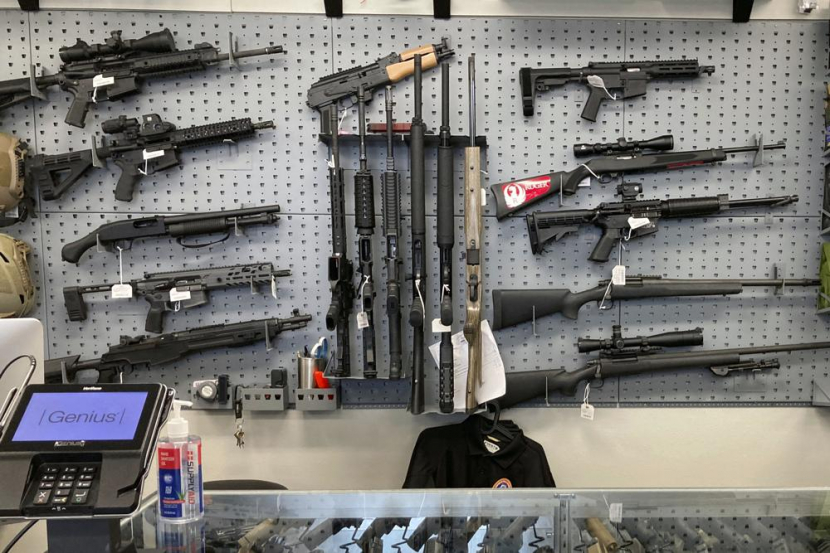 Senjata dijual bebas di toko di Salem, Oregon, AS. (AP Photo/Andrew Selsky)