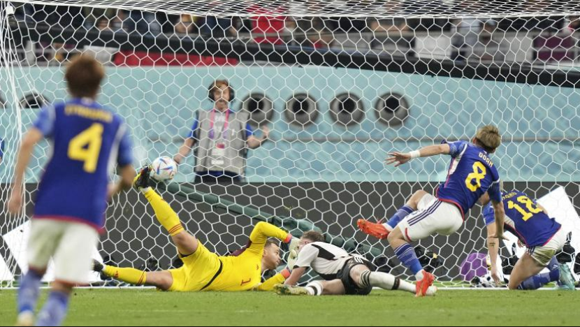 Ritsu Doan Jepang (2 dari kanan) mencetak gol pertama timnya melawan kiper Jerman Manuel Neuer, kiri, selama pertandingan sepak bola grup E Piala Dunia antara Jerman dan Jepang, di Stadion Internasional Khalifa di Doha, Qatar, Rabu, 23 November, 2022. (FOTO : AP/Matthias Schrader)