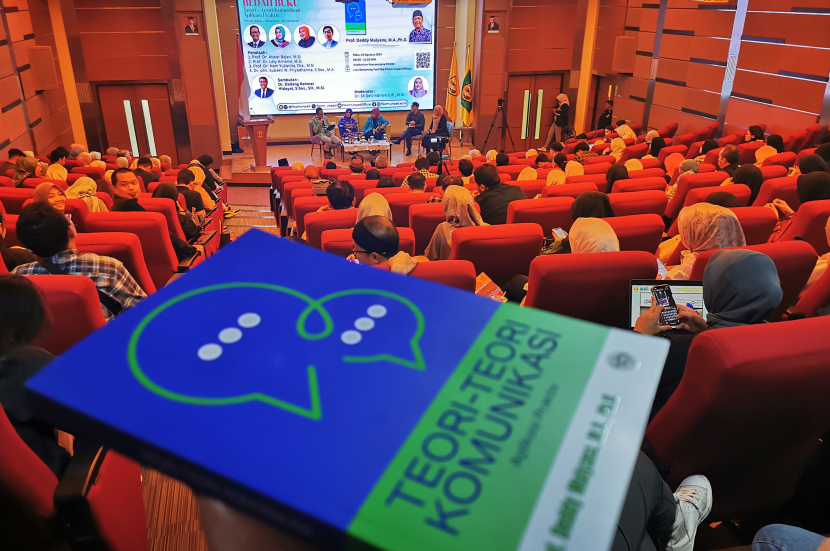 Suasana Diskusi buku Teori-teori Komunikasi Aplikasi Prakstis di Auditorium Fakultas Ilmu Komunikasi Universitas Padjadjaran,Jatinangor, Kabupaten Sumedang, Rabu (14/8/2024). (Foto: Yogi Ardhi/Republika Network)