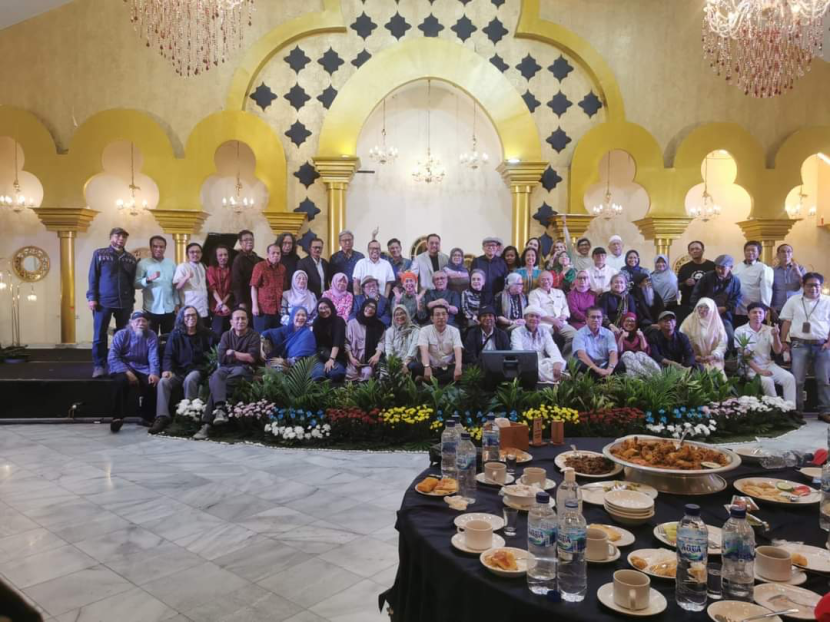 Para anggota SATUPENA berfoto bersama usai gelar tadarus puisi dan buka bersama di Retoran Al Jazeera, Jakarta Timur Jumat (15/03/2024).