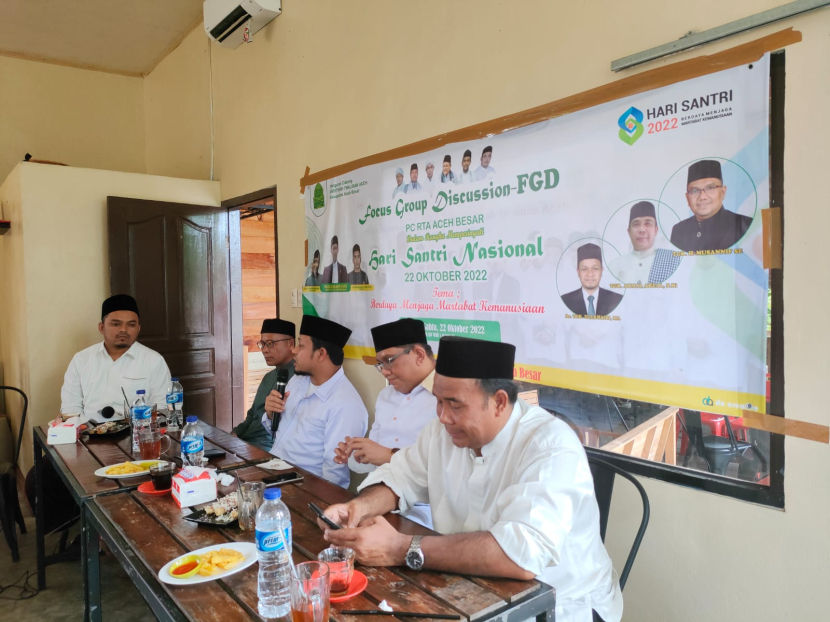Pengurus Cabang Rabithah Thaliban Aceh (RTA) Aceh Besar menyelenggarakan dialog tentang masa depan santri Aceh di Aula Warkop Barika Lambaro, Aceh Besar, Sabtu (22/10/2022). (Foto: Dok RTA)