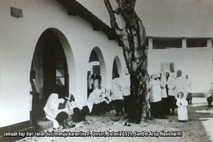 Jamaah haji Indonesia yang baru tiba dari Tanah Suci wajib menjalani karantina di Pulau Onrust. Foto: ANRI.