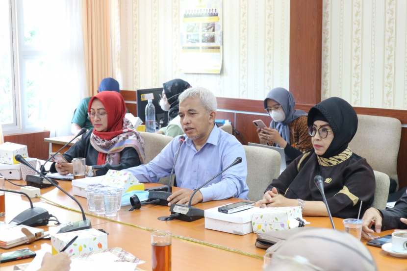 Anggota Komisi B DPRD Depok Qurtifa Wijaya (tengah) mengusulkan aspek permodalan di program 5.000 Pengusaha Baru dan 1.000 pengusaha perempuan dari Pemerintah Kota Depok. Dok. Istimewa.