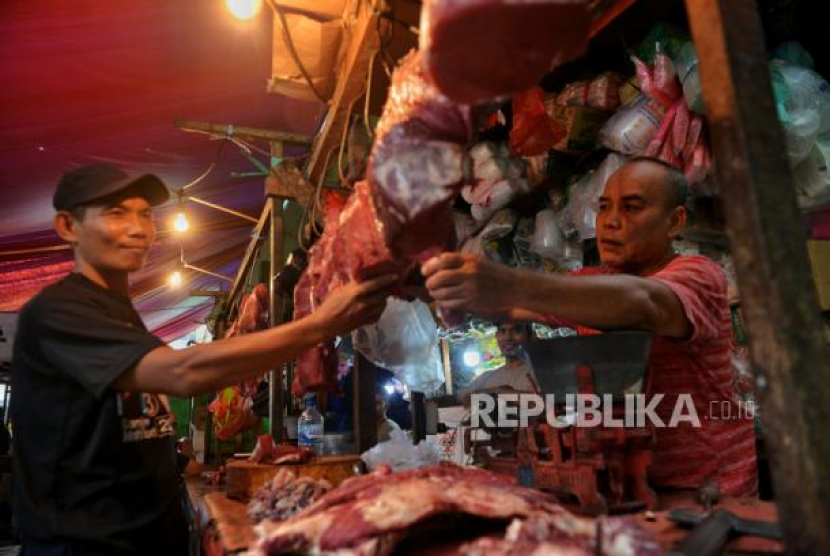 Warga membei daing sapi untuk kebutuhannya di Bulan Ramadhan 2024. (Dok. Republika)