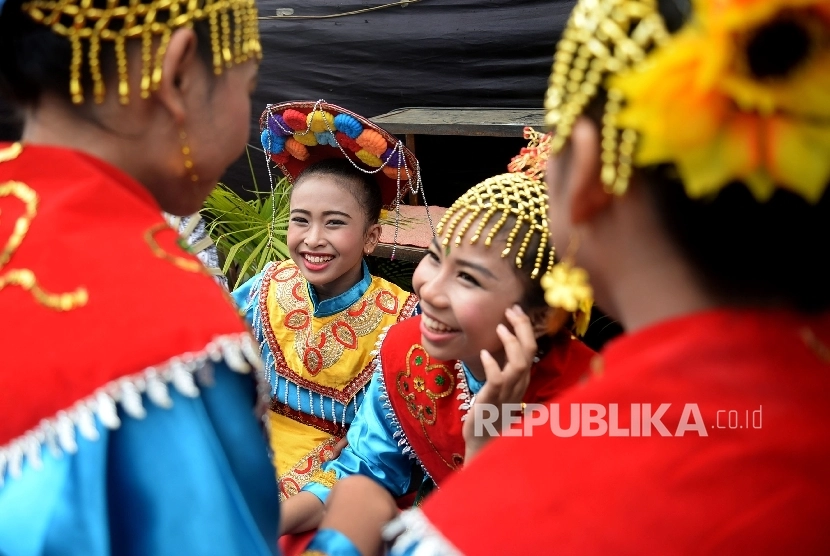 Orang Betawi punya tradisi Nyorog yakni mengirimkan makanan kepada orang yang lebih tua menjelang Ramadhan.