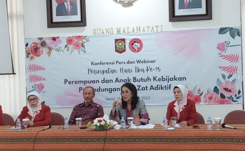 Dalam rangka merayakan Ulang Tahun Kongres Wanita Indonesia (Kowani) dan memperingati Hari Ibu ke-95 pada 22 Desember, Kowani bekerja sama dengan Komnas Pengendalian Tembakau menggelar konferensi pers bersama dengan tema ‘Memastikan Perlindungan Perempuan dan Anak Terjaga Kesehatannya dan Kesejahteraannya', di Jakarta, Senin (18/12/2023). (Foto: Kowani)