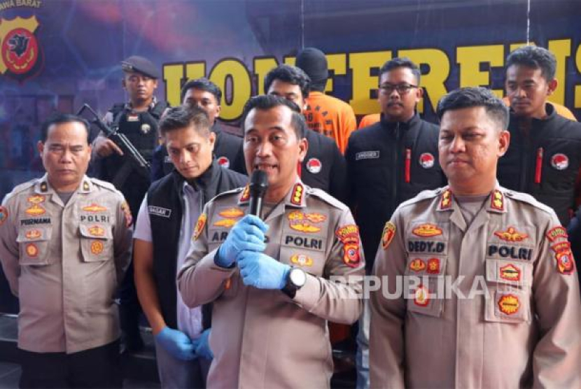 Jajaran Satuan Reserse Narkoba (Satresnarkoba) Polresta Cirebon berhasil mengungkap empat kasus peredaran gelap narkoba jenis sabu-sabu. (Dok. Republika) 