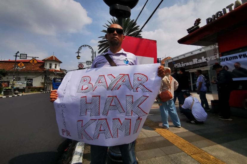 Eks Karyawan PR kembali berunjuk rasa di depan halaman kantor redasi Pikiran Rakyat di Jalan Asia Afrika, Kota Bandung, Jawa Barat, Kamis (2/5/2024).
