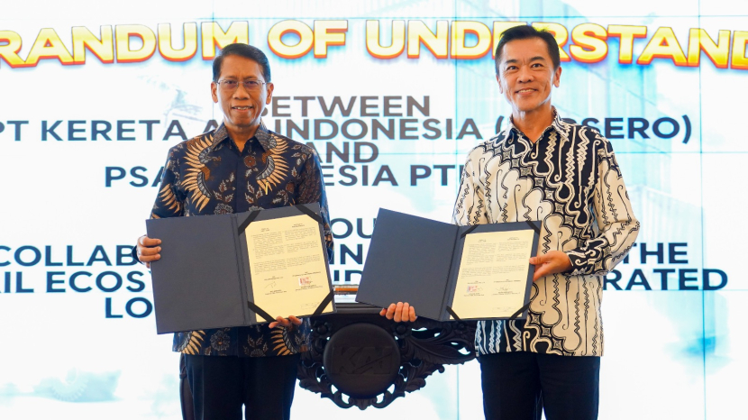 Penandatanganan MoU dilakukan oleh Direktur Utama KAI Didiek Hartantyo (kiri) dan Regional CEO (Asia Tenggara) PSA International Ong Kim Pong di Jakarta Railways Center, Jakarta, Jumat (25/8).