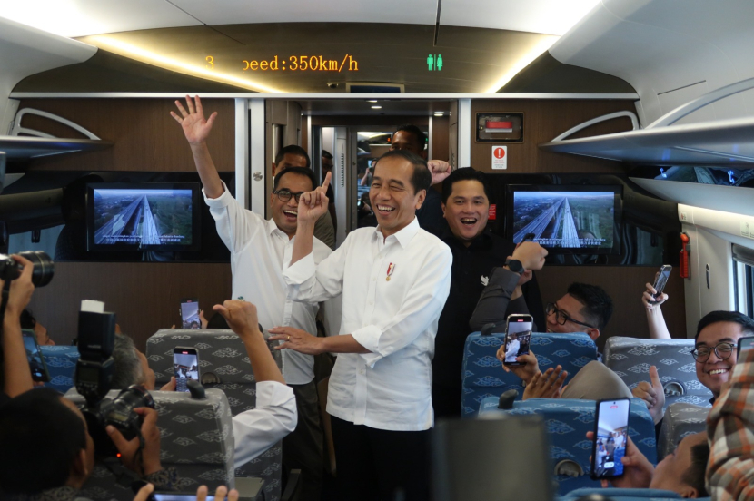 Presiden Joko Widodo saat mencoba Kereta Api Cepat Jakarta-Bandung (KCJB) pada Rabu (13/9). (Foto: Humas PT KAI)