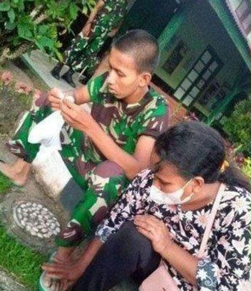 Heins Songjana dan ibunya. Kabar seorang calon prajurit bernama Heins Songjana diberhentikan dari pendidikan TNI karena menggunakan dokumen kependudukan palsu. Foto: Instagram.