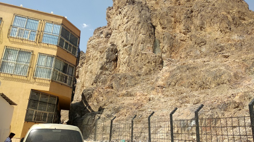 Rekahan di Gunung Uhud lokasi Rasulullah berlindung dalam Perang Uhud. Rekahan itu pada 2018 telah disemen Kpihak Kerajaan Saudi. (Fitriyan Zamzami/Republika)