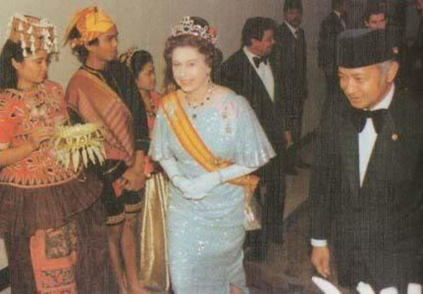 Ratu Elisabeth II kala berkunjung ke Indonesia disambut Presiden Soeharto di Jakarta.