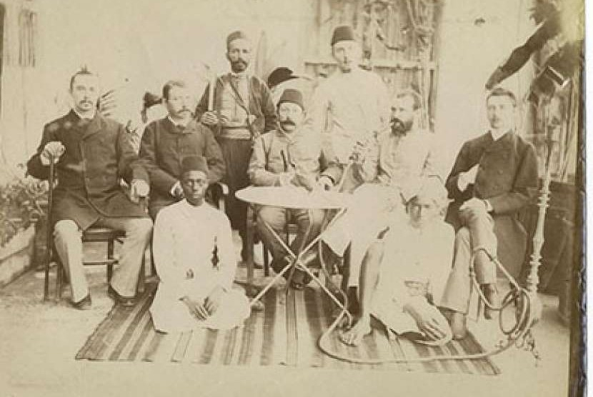 Snouck Hurgronje (depan) bersama para diplomat Saudi Arabia. Terlihat dia sudah mulai menuai dan diperkirakan foto ini pada dekade kedua tahun 1900-an.