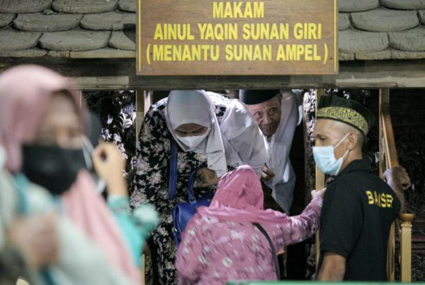 Peziarah keluar dari makam usai melaksanakan tradisi malam selawe di Makam Sunan Giri, Gresik, Jawa Timur, Selasa (26/4/2022). Foto: ANTARA/Rizal Hanafi