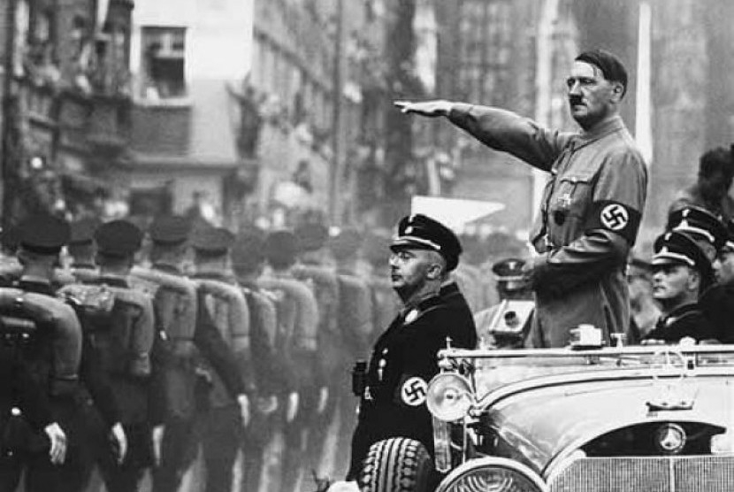 Hitler sedang memantau pasukan militernya