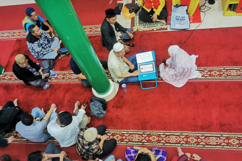 Jamaah Masjid Lautze 2 mengikuti proses pembacaan syahadat oleh salah seorang jamaah usai Shalat Juimat, beberapa waktu lalu di Jalan Tamblong Bandung. 