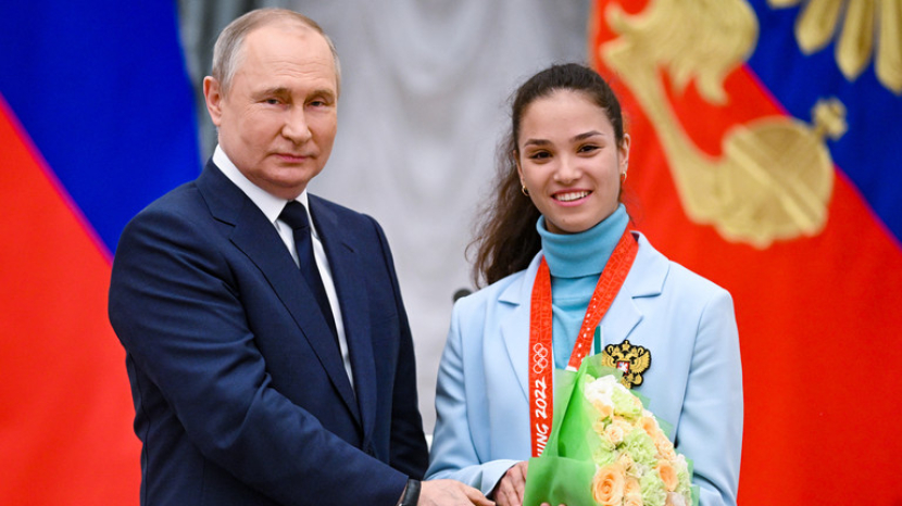 Pemain ski lintas alam Veronika Stepanova bersama Presiden Rusia Vlademir Putin.