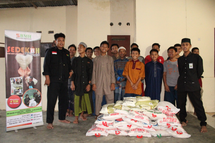 BMH mengantarkan 225 kg beras untuk santri tahfidz dan mahasantri Sekolah Dai di Medan Polonia, Selasa (4/10/2022).  (Foto: Dok BMH)
