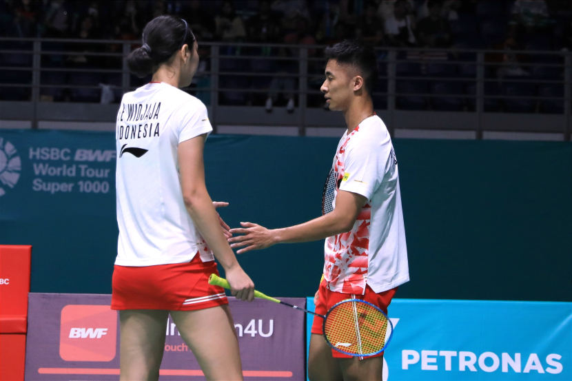 Pasangan ganda campuran dari PB Djarum, Dejan Ferdinansyah/Gloria Emmanuelle Widjaja kalah dari peringkat 1 dunia dari Cina, Zheng Siwei/Huang Yaqiong di semifinal Malaysia Open 2023.