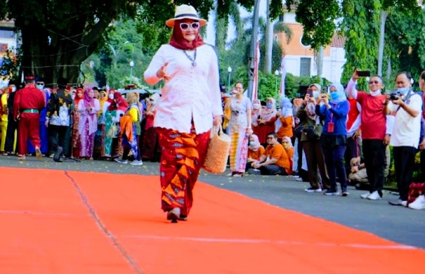 Kepala Dinas PUPR Kota Depok, Citra Indah Yulianty berlenggak-lenggok di ajang Depok Culture Fashion Show di lapangan Balai Kota Depok, Jumat (12/08/2022).