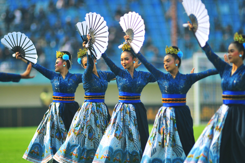 Penari Kipas memeriahkan upacara persemian Turnamen Piala Presiden 2024 di Stadion Si Jalak Harupat, Soreang, Kabupaten Bandung, Jumat (19/7/2024). Prosesi peresmian turnamen Piala Presiden 2024 ini dimeriahkan 30 penari rampak kendang, 100 penari jaipong, 50 penari kipas, 20 orang penari karakter wayang golek si Cepot. (Foto: Yogi Ardhi/Republika Network) Nikon D3, Nikkor 300/2,8 ED MF