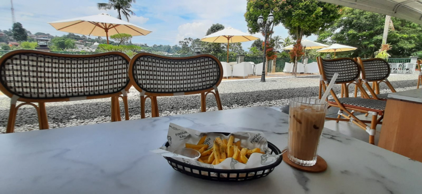 Tempat duduk bagian luar Kopi Pinggir Kali, Gadog, Bogor.