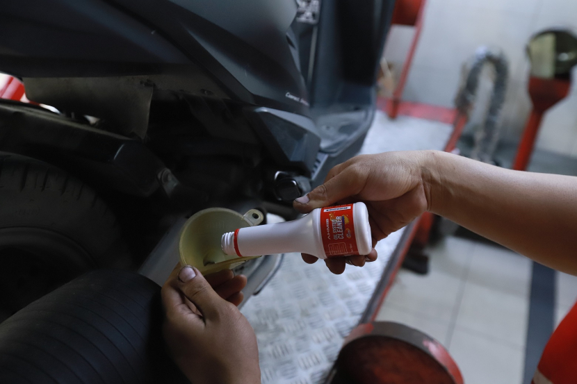 PT Astra Honda Motor (AHM) mulai memasarkan oil system cleaner untuk menjaga kebersihan jalur pelumas mesin.  