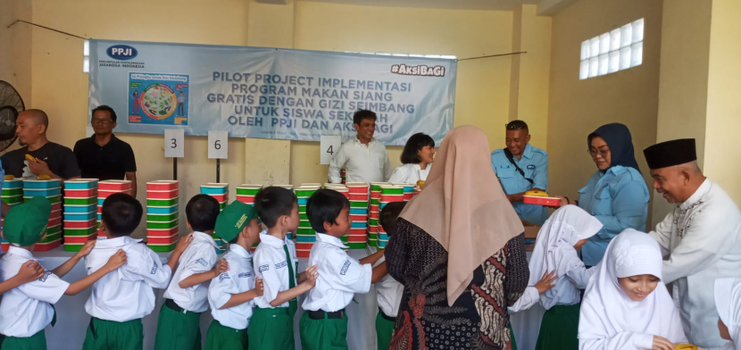 Perkumpulan Penyelenggara Jasaboga Indonesia (PPJI) meluncurkan pilot project Program Makan Siang Gratis untuk anak sekolah di Madrasah Ibtidaiyah (MI) Bait Al Rahman Jakarta Selatan (Jaksel), pada Selasa (5/3/2024). (Foto: republika.co.id)