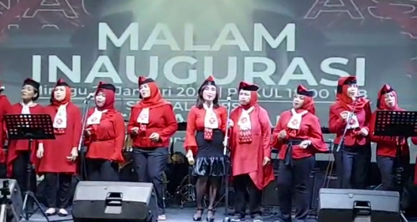 Paduan Suara PMB Lintas Angkatan tampil di Malam Inaugurasi, 29 Januari 2023 (foto: dokumentasi pmb).