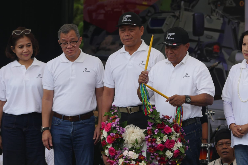Direktur Utama PT Pindad, Abraham Mose menabuh gendang berhiaskan bunga di sela-sela perayaan hari jadi ke-41 PT Pindad di Bandung, Senin (29/4/2024). 