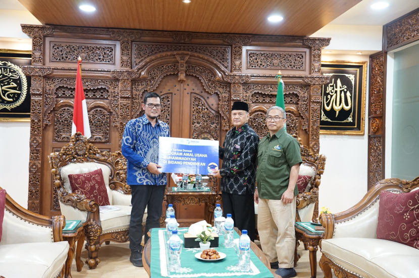 Danone Indonesia menyalurkan donasi untuk mendukung pendidikan umat melalui Program Amal Usaha Muhammadiyah di Gedung Pusat Dakwah Muhammadiyah, Menteng, Jakarta Pusat, Selasa (26/3/2026). (Foto: Danone Indonesia)
