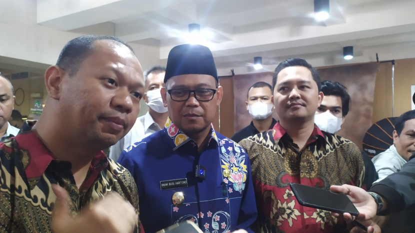 Wakil Wali Kota Depok Imam Budi Hartono (batik biru) saat menghadiri Muscab HIPMI yang digelar  di Hotel Bumi Wiyata (BW) Depok pada Selasa (27/09). Foto: ruzka.republika.co.id/ Supriyadi