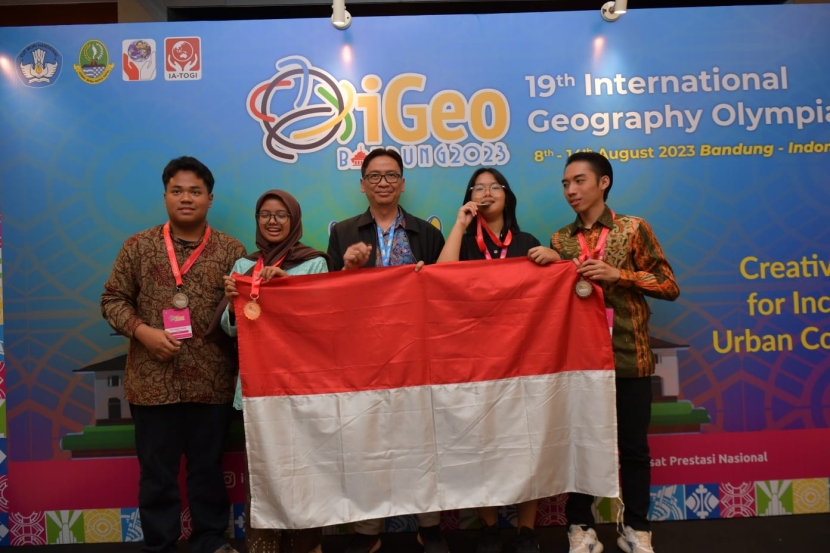  Indonesia berhasil meraih tiga medali perak dan satu medali perunggu dalam  ajang International Geography Olympiad (iGeo) ke-19 di Bandung, Jawa Barat, 8 sampai 14 Agustus 2023. Foto : kemendikbudristek  