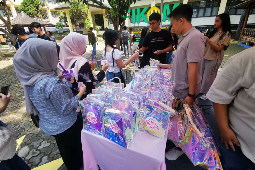 Mahasiswi Fikom Unpad menganter goodiebag produk Ellips di sela Program Ellips Shine Sister Goes to Campus di Kampus Fikom Unpad, Jatinangor, Kabupaten Sumedang, Rabu (8/5/2024).