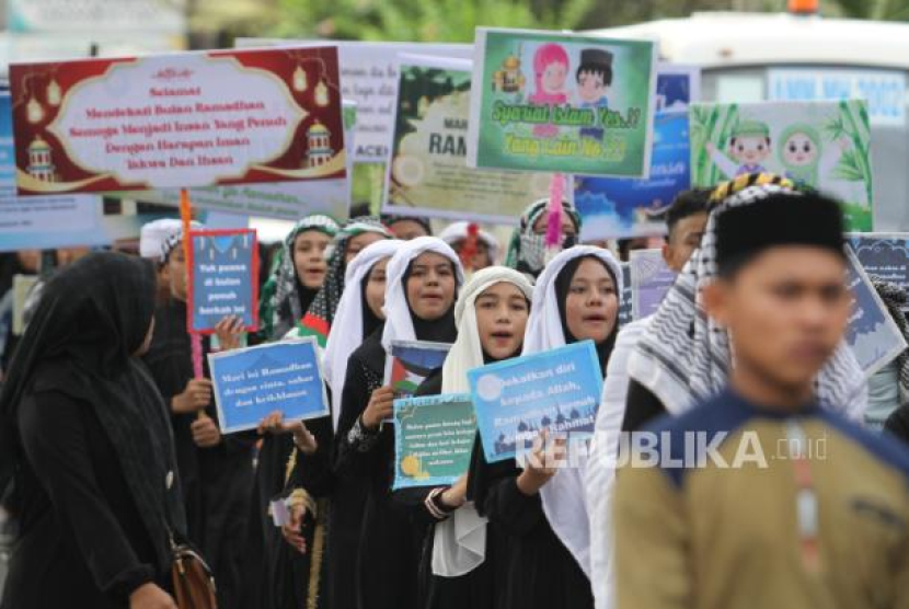 Sejumlah pelajar dengan mengenakan pakaian muslim mengikuti pawai tarhib Ramadhan. (Dok. Antara/Republika) 