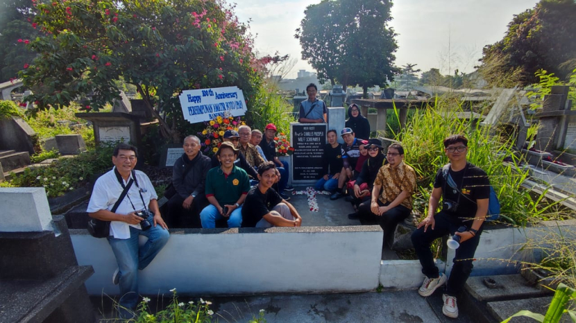 Anggota Perhimpunan Amatir Foto (PAF) berziarah di makam arsitek Belanda Wolff Schoemaker di TPU Pandu, Bandung, Kamis (15/2/2024).