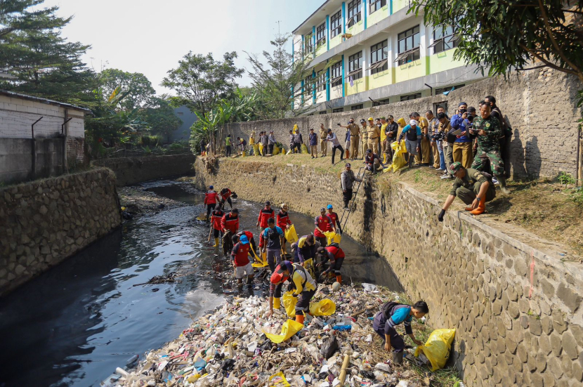 Selama musim kemarau, Pemkot Bandung insentif terus melakukan pengangkatan sedimentasi di sejumlah sungai.