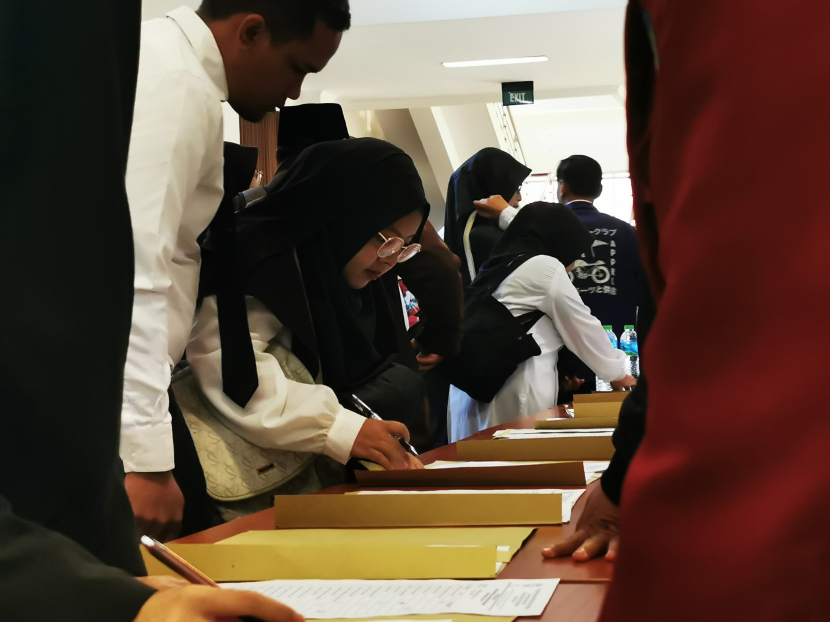 Sejumlah mahasiswa Pascasarjana mengisi daftar hadir jelang kegiatan Pengenalan Budaya Akademik dan Kemahasiswaan (PBAK) 2024 di Gedung Anwar Musaddad UIN Bandung, Rabu (21/8/2024). (Foto: Yogi Ardhi/Republika Network) (Huawei P30 Pro). 